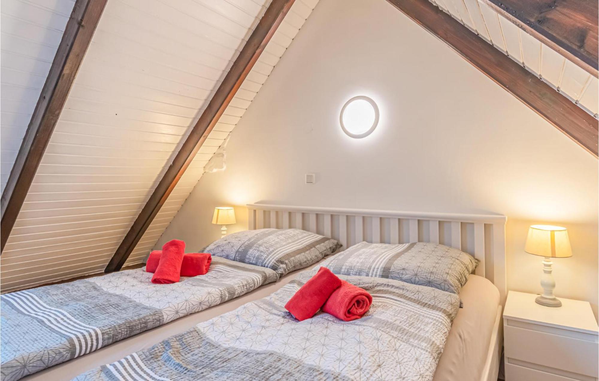 Cozy Apartment In Friedrichskoog With Kitchen Екстериор снимка